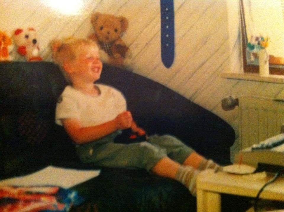Kindheitsbild von mir mit dem Joystick eines C64