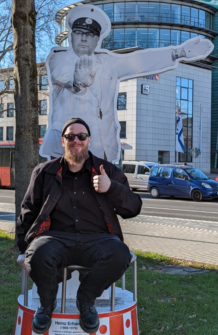 Foto von mir mit Heinz erhardt an einer Kreuzung in Göttingen