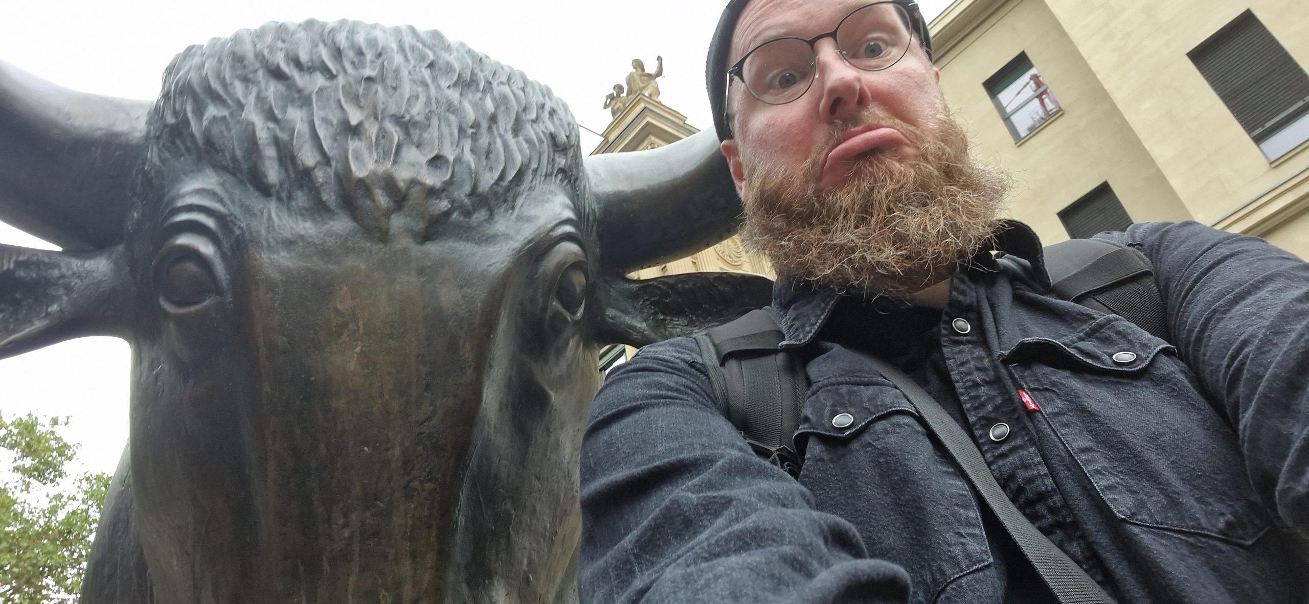 Selfie von mir mit vor dem Bullan an der Frankfurter Börse