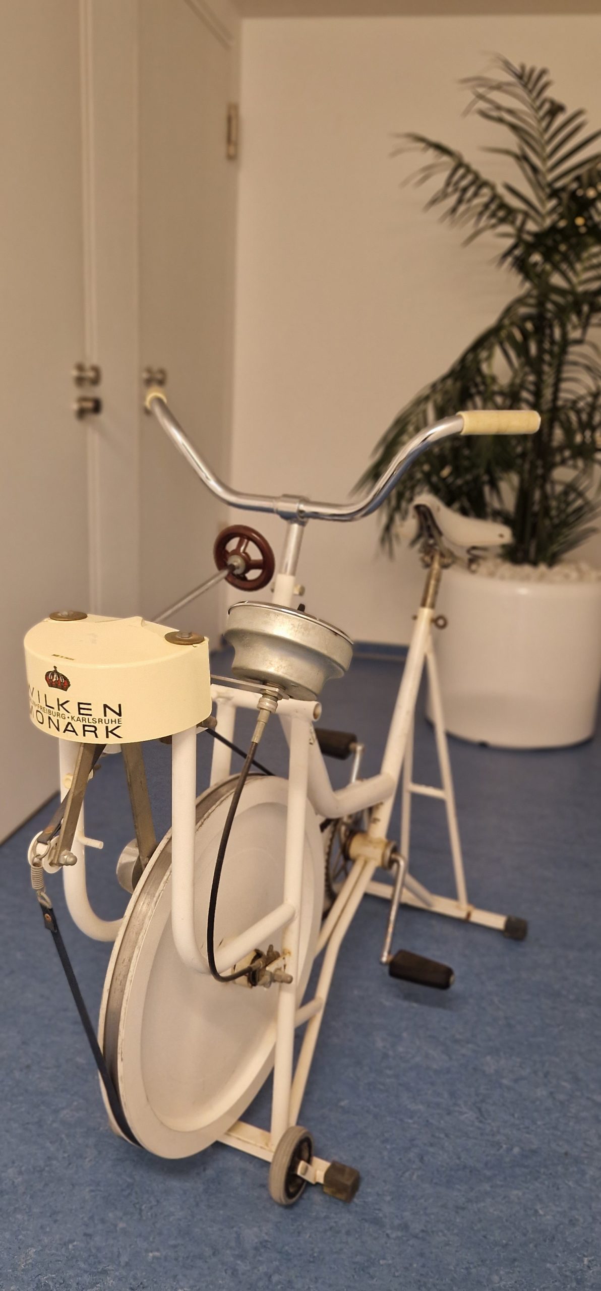 Bild eines alten Fitnessgeräts. Ein analoges ergometer