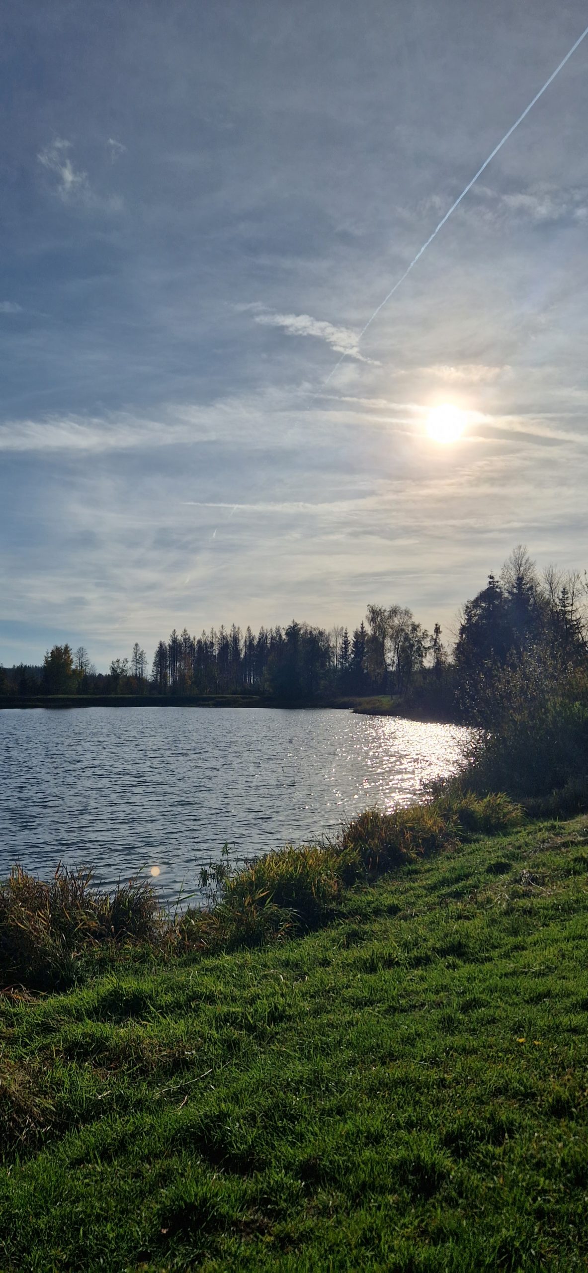 Foto eines Sees an einem sonnigen Tag
