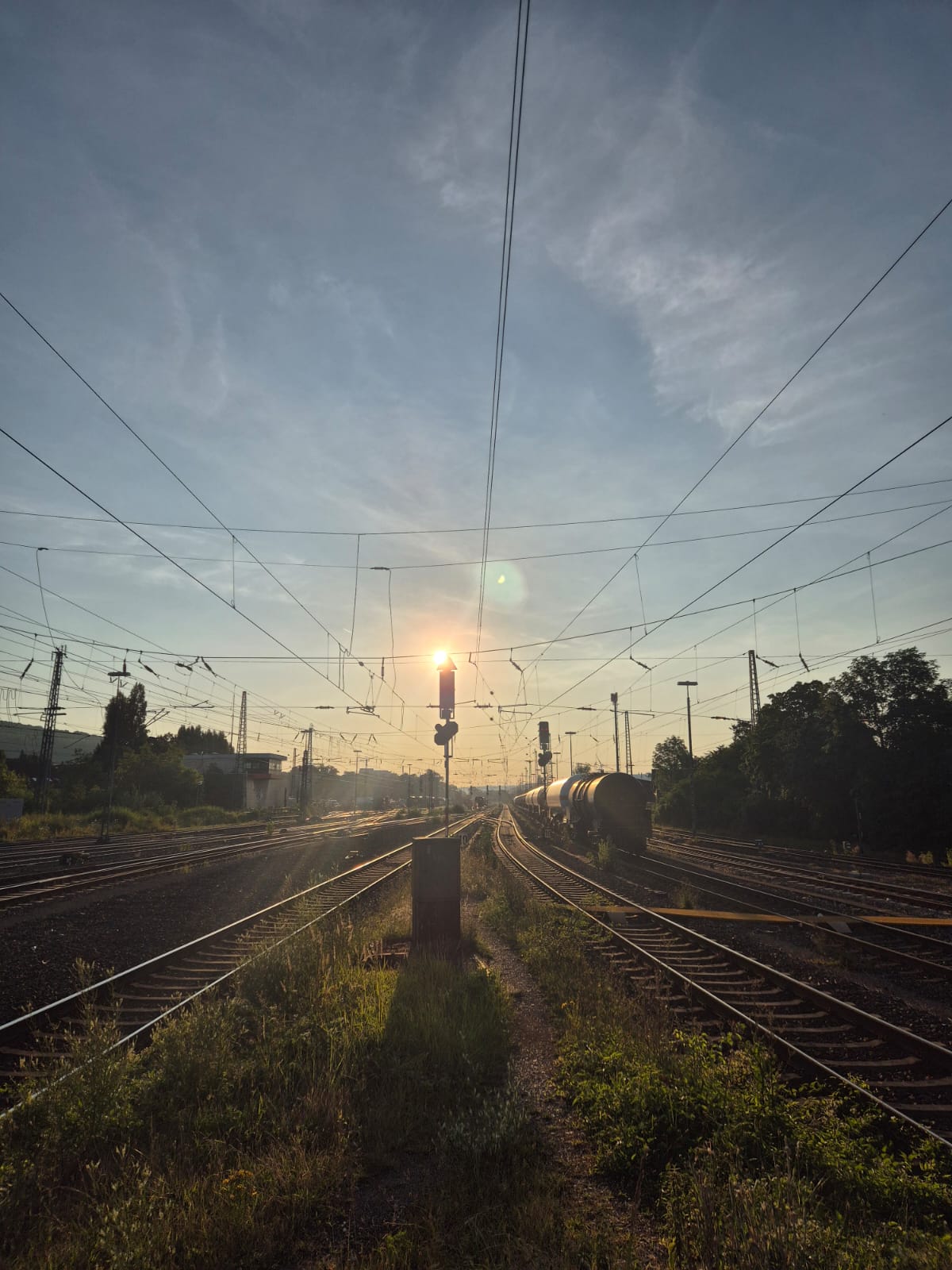 Foto von vielen Schienen und Leitungen