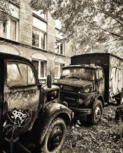 Schwarz/Weiß Foto von 2 mit Grafiti verzierten Unimogs in Hannover