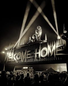 Schwarz/Weiß Foto des Eingangsbereichs auf dem Reload Festival in Sulingen
