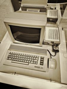 Schwarz/Weiß Foto eines alten C64 bei Profil in Hannover