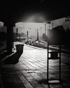 Schwarz/Weiß Foto des Hamelner Bahnhofs