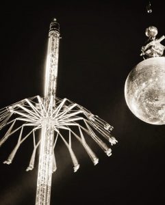 Schwarz/Weiß Foto eines Karussels auf dem Leinewebermarkt in Bielefeld