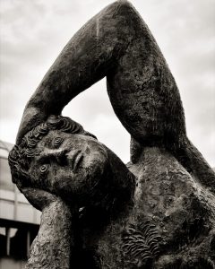 Schwarz/Weiß Foto einer Statue in Bielefeld