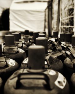 Schwarz/Weiß Foto von einigen Butan-Gas-Flaschen im Zeltlager Goldbeck