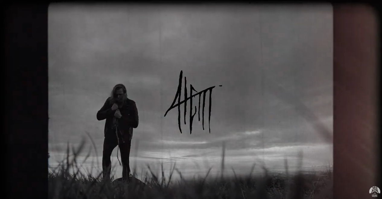 Thumbnail des Musikvideos von ATEM, Jan zieht einen schweren Leichensack über eine Wiese