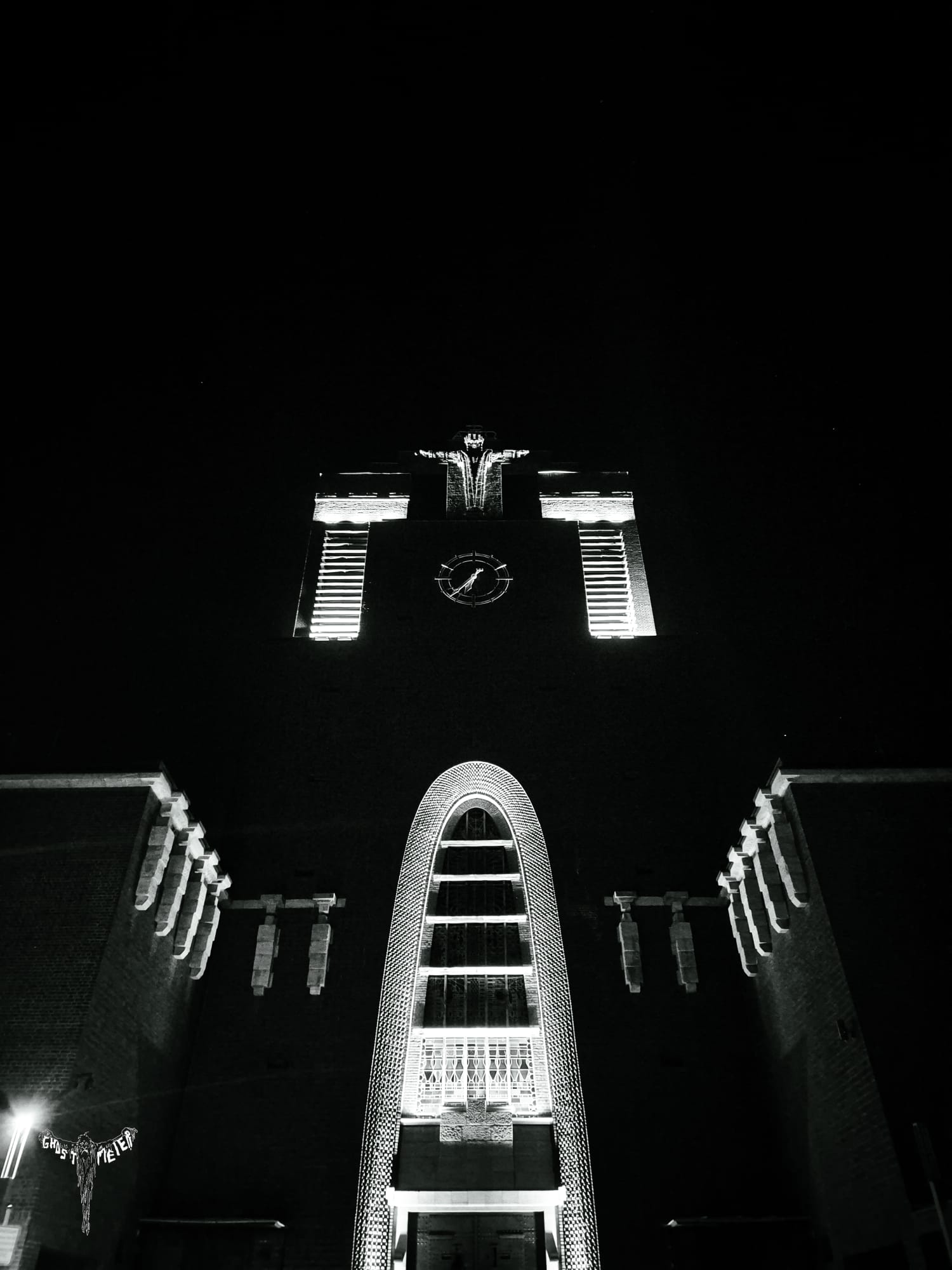 beleuchtete Kirche in Schwarz/Weis bei Nacht in Gelsenkirchen